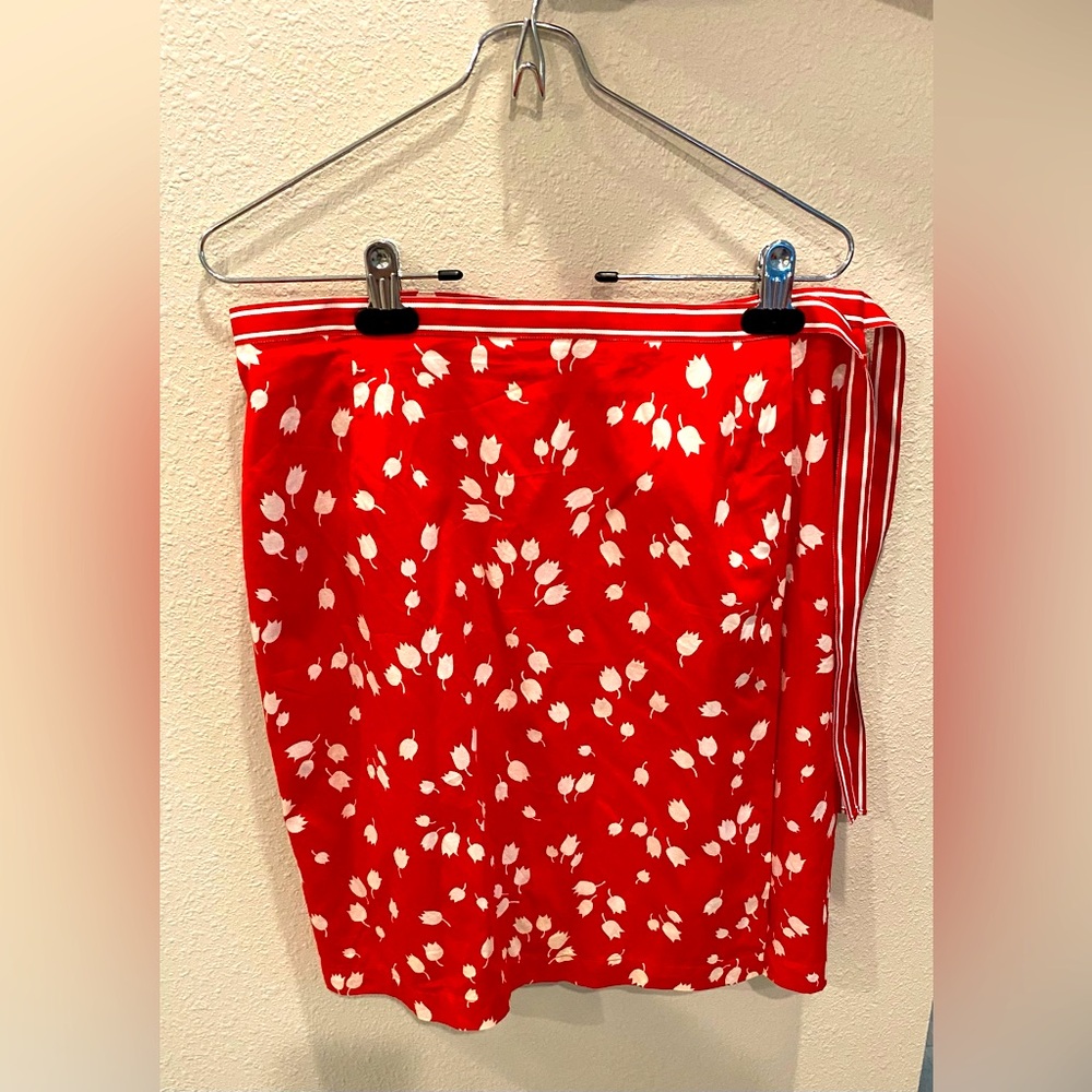 Liz Claiborne wrap mini skirt, red/ white tulip print fabric